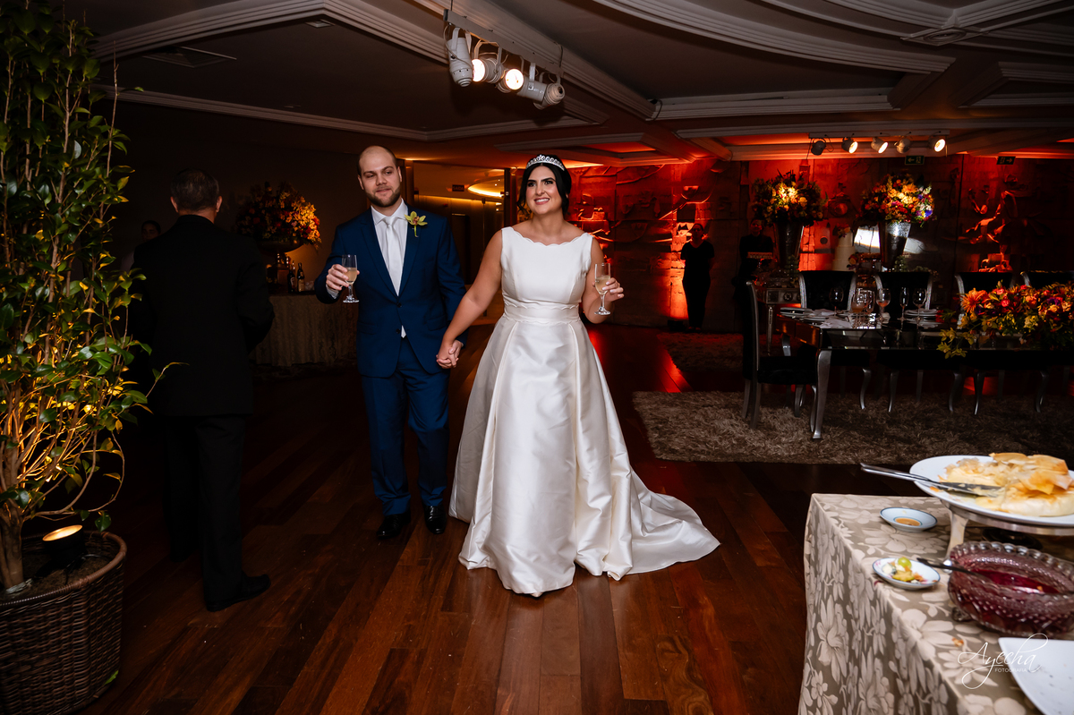 casamento clássico Curitiba, fotógrafo casamento luxo Curitiba, casamento Clube Curitibano, fotógrafa casamentos elegantes, cerimonial Ademir Rodrigues, fotos casamento sofisticado, fotógrafa Curitiba premium, casamento alto padrão Curitiba, noiva seda