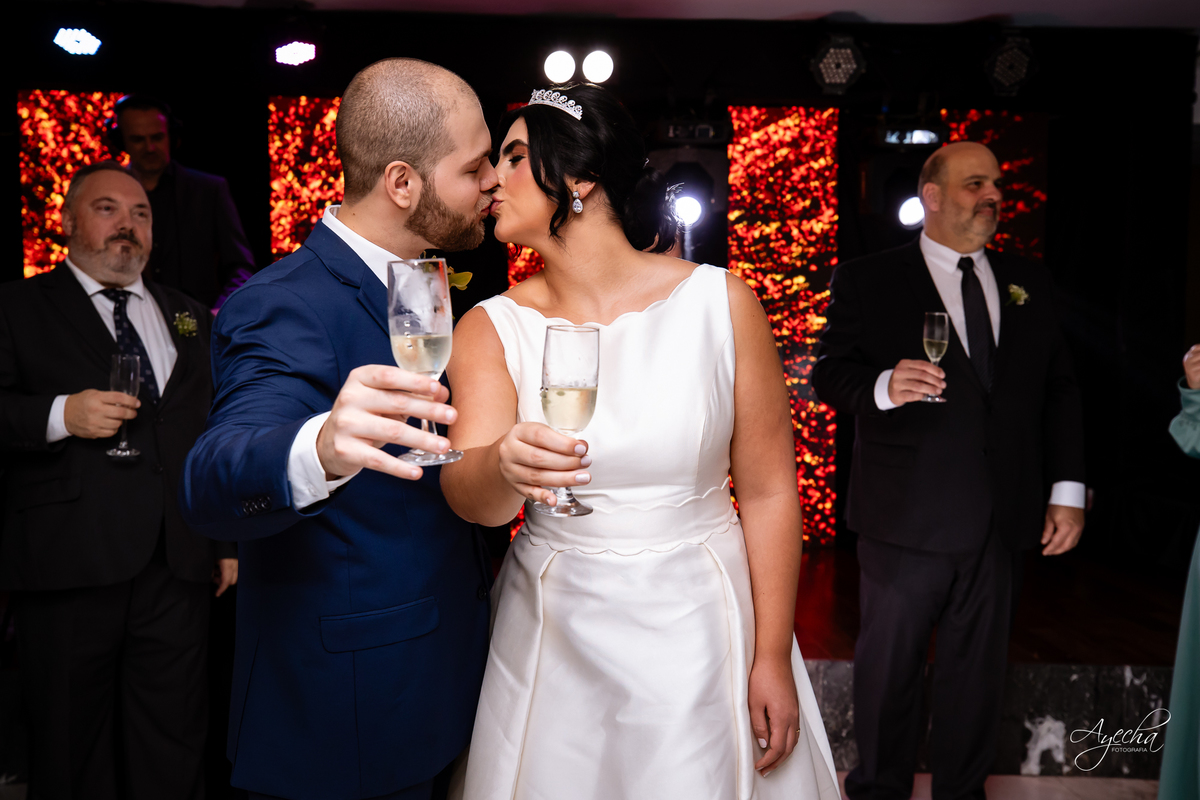 casamento clássico Curitiba, fotógrafo casamento luxo Curitiba, casamento Clube Curitibano, fotógrafa casamentos elegantes, cerimonial Ademir Rodrigues, fotos casamento sofisticado, fotógrafa Curitiba premium, casamento alto padrão Curitiba, noiva seda