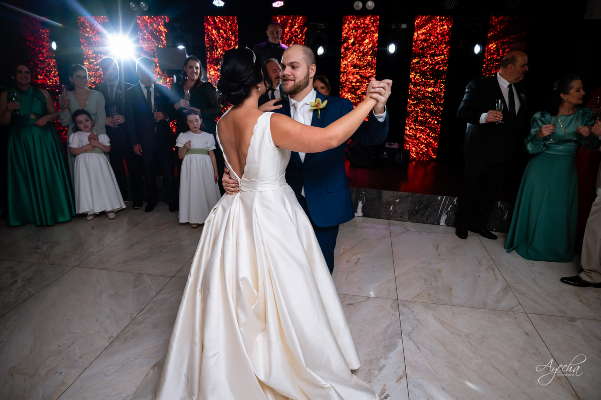 casamento clássico Curitiba, fotógrafo casamento luxo Curitiba, casamento Clube Curitibano, fotógrafa casamentos elegantes, cerimonial Ademir Rodrigues, fotos casamento sofisticado, fotógrafa Curitiba premium, casamento alto padrão Curitiba, noiva seda