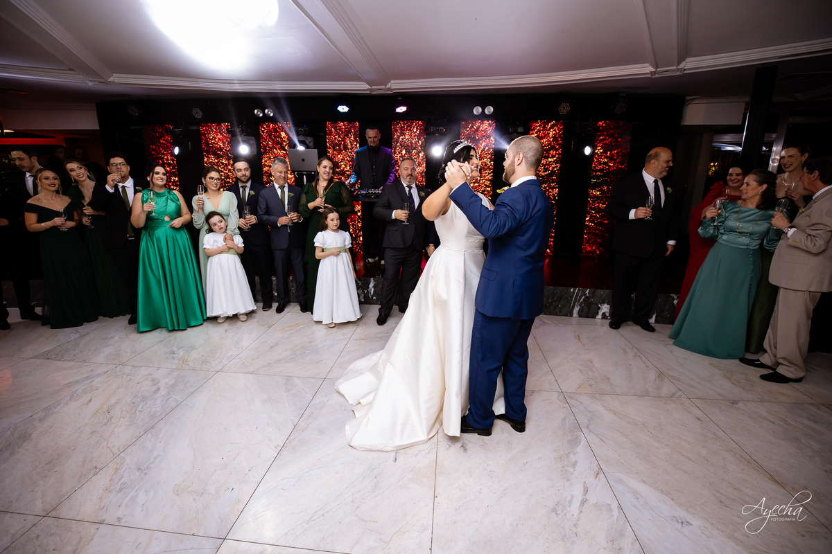 casamento clássico Curitiba, fotógrafo casamento luxo Curitiba, casamento Clube Curitibano, fotógrafa casamentos elegantes, cerimonial Ademir Rodrigues, fotos casamento sofisticado, fotógrafa Curitiba premium, casamento alto padrão Curitiba, noiva seda