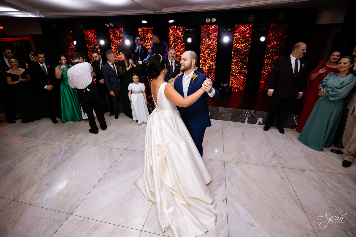 casamento clássico Curitiba, fotógrafo casamento luxo Curitiba, casamento Clube Curitibano, fotógrafa casamentos elegantes, cerimonial Ademir Rodrigues, fotos casamento sofisticado, fotógrafa Curitiba premium, casamento alto padrão Curitiba, noiva seda