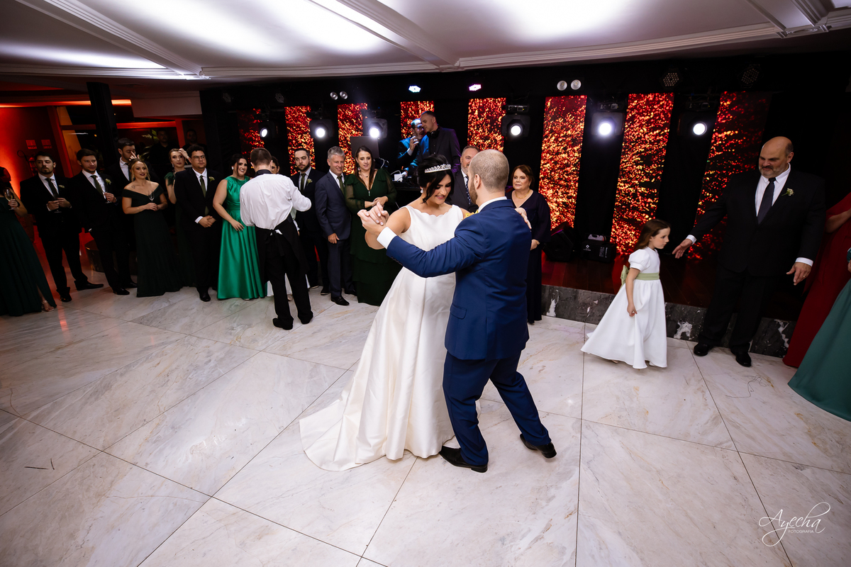 casamento clássico Curitiba, fotógrafo casamento luxo Curitiba, casamento Clube Curitibano, fotógrafa casamentos elegantes, cerimonial Ademir Rodrigues, fotos casamento sofisticado, fotógrafa Curitiba premium, casamento alto padrão Curitiba, noiva seda