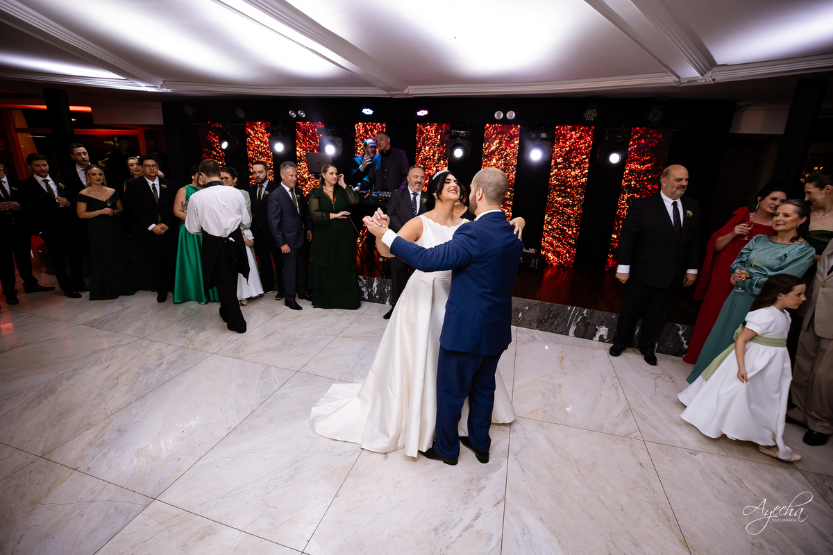 casamento clássico Curitiba, fotógrafo casamento luxo Curitiba, casamento Clube Curitibano, fotógrafa casamentos elegantes, cerimonial Ademir Rodrigues, fotos casamento sofisticado, fotógrafa Curitiba premium, casamento alto padrão Curitiba, noiva seda