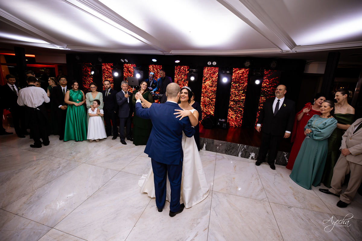 casamento clássico Curitiba, fotógrafo casamento luxo Curitiba, casamento Clube Curitibano, fotógrafa casamentos elegantes, cerimonial Ademir Rodrigues, fotos casamento sofisticado, fotógrafa Curitiba premium, casamento alto padrão Curitiba, noiva seda