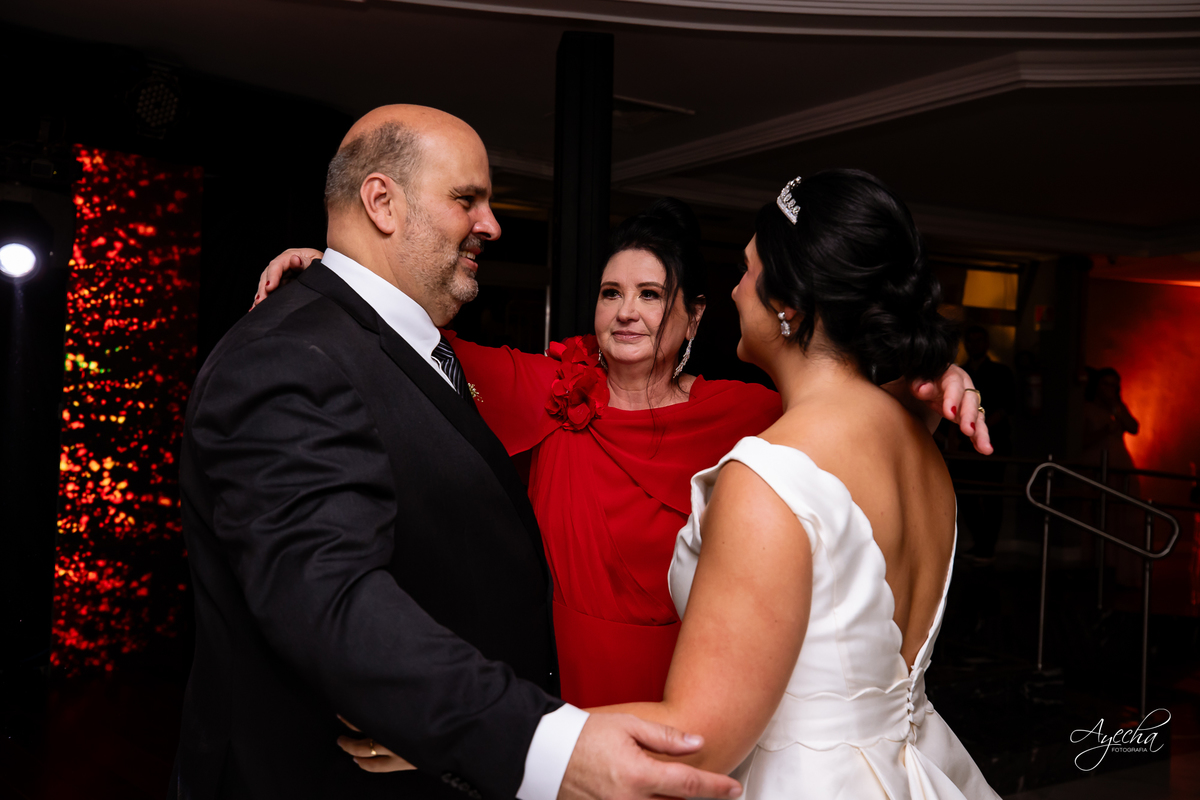 casamento clássico Curitiba, fotógrafo casamento luxo Curitiba, casamento Clube Curitibano, fotógrafa casamentos elegantes, cerimonial Ademir Rodrigues, fotos casamento sofisticado, fotógrafa Curitiba premium, casamento alto padrão Curitiba, noiva seda