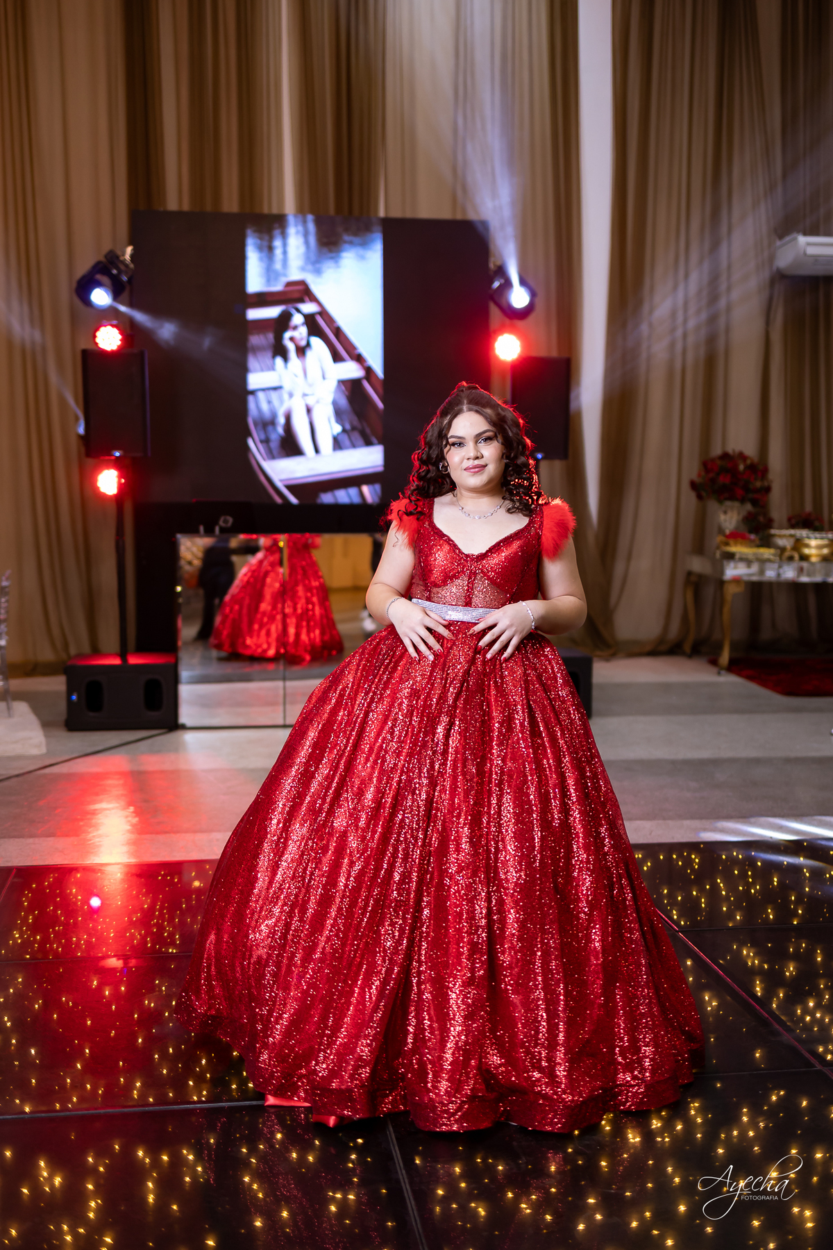 15 anos; debutante; Cerezzo Eventos Curitiba; Fotógrafo Curitiba; Fotos 15 anos Curitiba; Vestido debutante; Fotos de festa; melho fotografo de 15 anos; Debutante vermelho;  espaço para eventos Curitiba; Decoração 15 anos, Valsa 15; 
