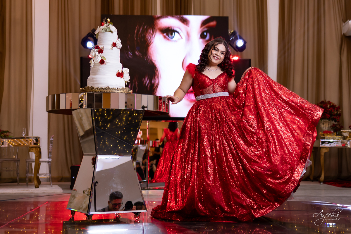 15 anos; debutante; Cerezzo Eventos Curitiba; Fotógrafo Curitiba; Fotos 15 anos Curitiba; Vestido debutante; Fotos de festa; melho fotografo de 15 anos; Debutante vermelho;  espaço para eventos Curitiba; Decoração 15 anos, Valsa 15; DJ 15 anos