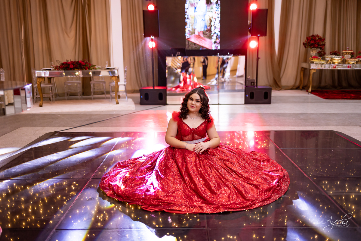15 anos; debutante; Cerezzo Eventos Curitiba; Fotógrafo Curitiba; Fotos 15 anos Curitiba; Vestido debutante; Fotos de festa; melho fotografo de 15 anos; Debutante vermelho;  espaço para eventos Curitiba; Decoração 15 anos, Valsa 15; DJ 15 anos