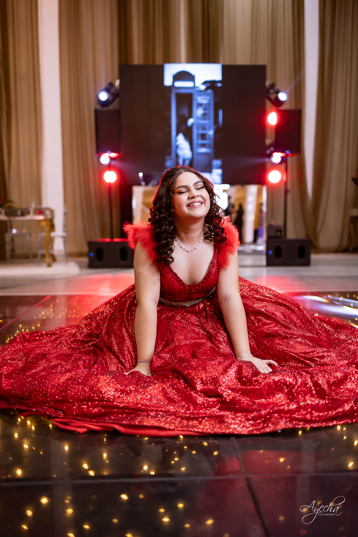 15 anos; debutante; Cerezzo Eventos Curitiba; Fotógrafo Curitiba; Fotos 15 anos Curitiba; Vestido debutante; Fotos de festa; melho fotografo de 15 anos; Debutante vermelho;  espaço para eventos Curitiba; Decoração 15 anos, Valsa 15; DJ 15 anos