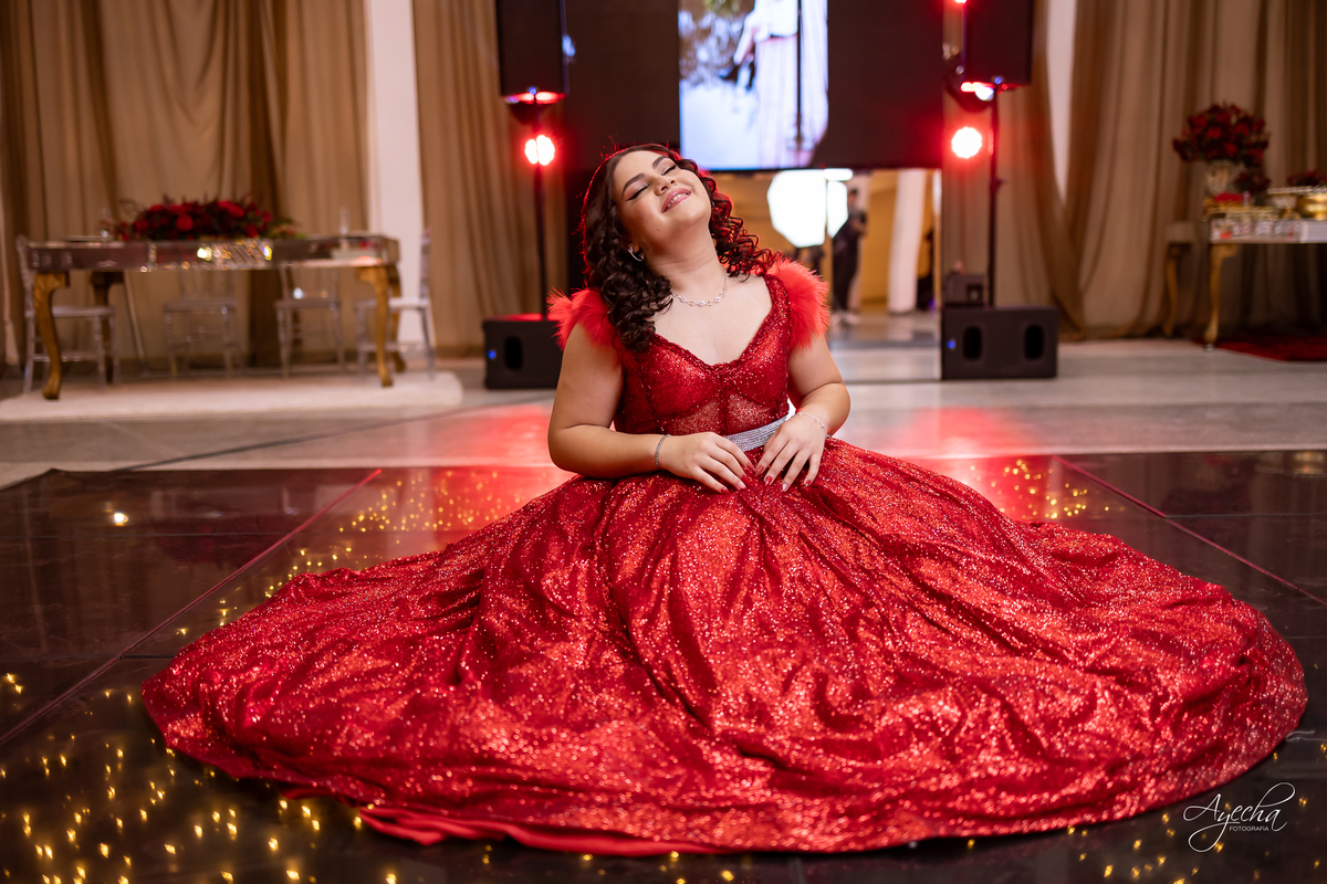 15 anos; debutante; Cerezzo Eventos Curitiba; Fotógrafo Curitiba; Fotos 15 anos Curitiba; Vestido debutante; Fotos de festa; melho fotografo de 15 anos; Debutante vermelho;  espaço para eventos Curitiba; Decoração 15 anos, Valsa 15; DJ 15 anos