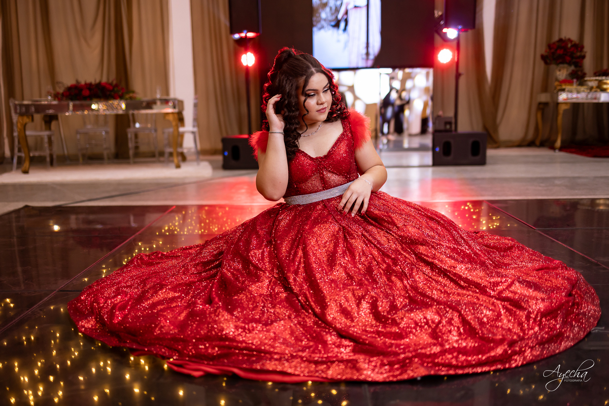 15 anos; debutante; Cerezzo Eventos Curitiba; Fotógrafo Curitiba; Fotos 15 anos Curitiba; Vestido debutante; Fotos de festa; melho fotografo de 15 anos; Debutante vermelho;  espaço para eventos Curitiba; Decoração 15 anos, Valsa 15; DJ 15 anos