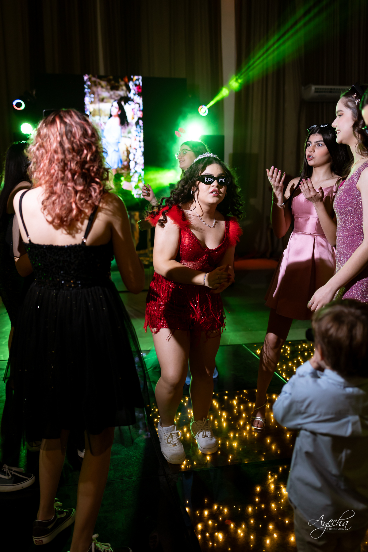 15 anos; debutante; Cerezzo Eventos Curitiba; Fotógrafo Curitiba; Fotos 15 anos Curitiba; Vestido debutante; Fotos de festa; melho fotografo de 15 anos; Debutante vermelho;  espaço para eventos Curitiba; Decoração 15 anos, Valsa 15; DJ 15 anos