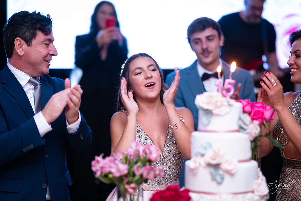 Debutante elegante; Debutante luxo; 15 anos de luxo; fotos debutante; fotos 15 anos; eventos Curitiba; Maggiore Evento, 15 anos Maggiore; Casamento Maggiore; Barigui Eventos; pai debutante; mãe debutante; 