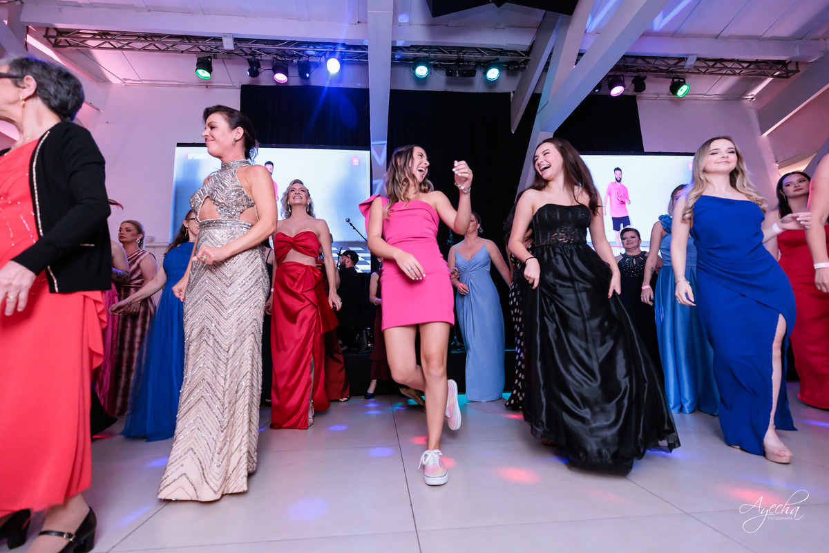 Debutante elegante; Debutante luxo; 15 anos de luxo; fotos debutante; fotos 15 anos; eventos Curitiba; Maggiore Evento, 15 anos Maggiore; Casamento Maggiore; Barigui Eventos; pai debutante; mãe debutante; 