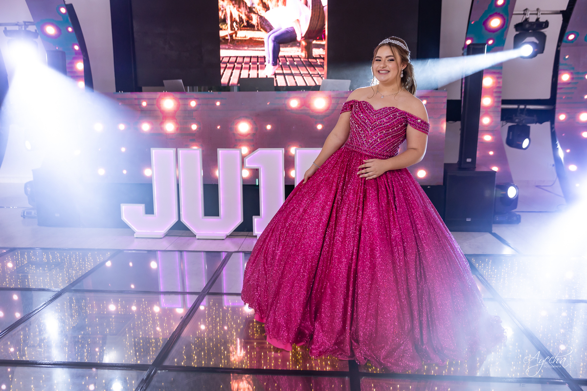 Chácara Ienkot 15 anos; Casamento Iekot; Noiva são josé dos pinhais; making of debutante; mãe e filha 15 anos; regina rocha maquiadora; cris decorações são josé dos pinhais; dj telão e pista de led;