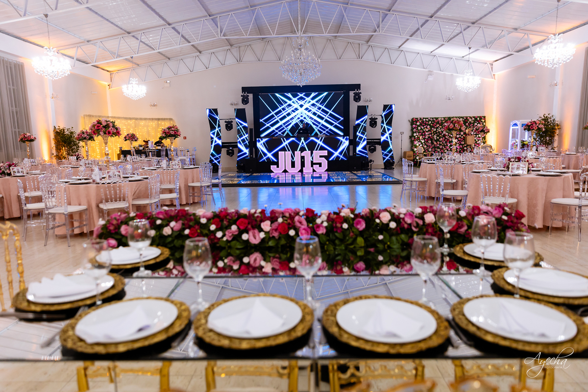 Chácara Ienkot 15 anos; Casamento Iekot; Noiva são josé dos pinhais; making of debutante; mãe e filha 15 anos; regina rocha maquiadora; cris decorações são josé dos pinhais; dj telão e pista de led;