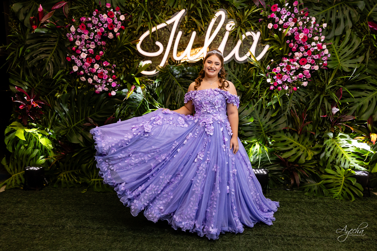 Chácara Ienkot 15 anos; Casamento Iekot; Noiva são josé dos pinhais; making of debutante; mãe e filha 15 anos; regina rocha maquiadora; cris decorações são josé dos pinhais; dj telão e pista de led;