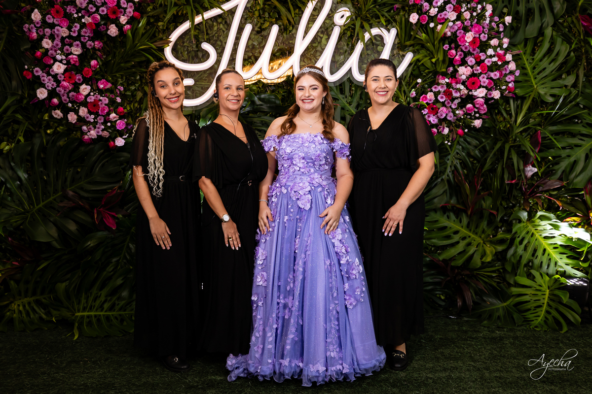 Chácara Ienkot 15 anos; Casamento Iekot; Noiva são josé dos pinhais; making of debutante; mãe e filha 15 anos; regina rocha maquiadora; cris decorações são josé dos pinhais; dj telão e pista de led;