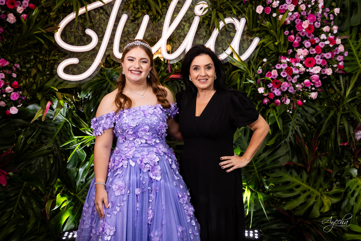 Chácara Ienkot 15 anos; Casamento Iekot; Noiva são josé dos pinhais; making of debutante; mãe e filha 15 anos; regina rocha maquiadora; cris decorações são josé dos pinhais; dj telão e pista de led;