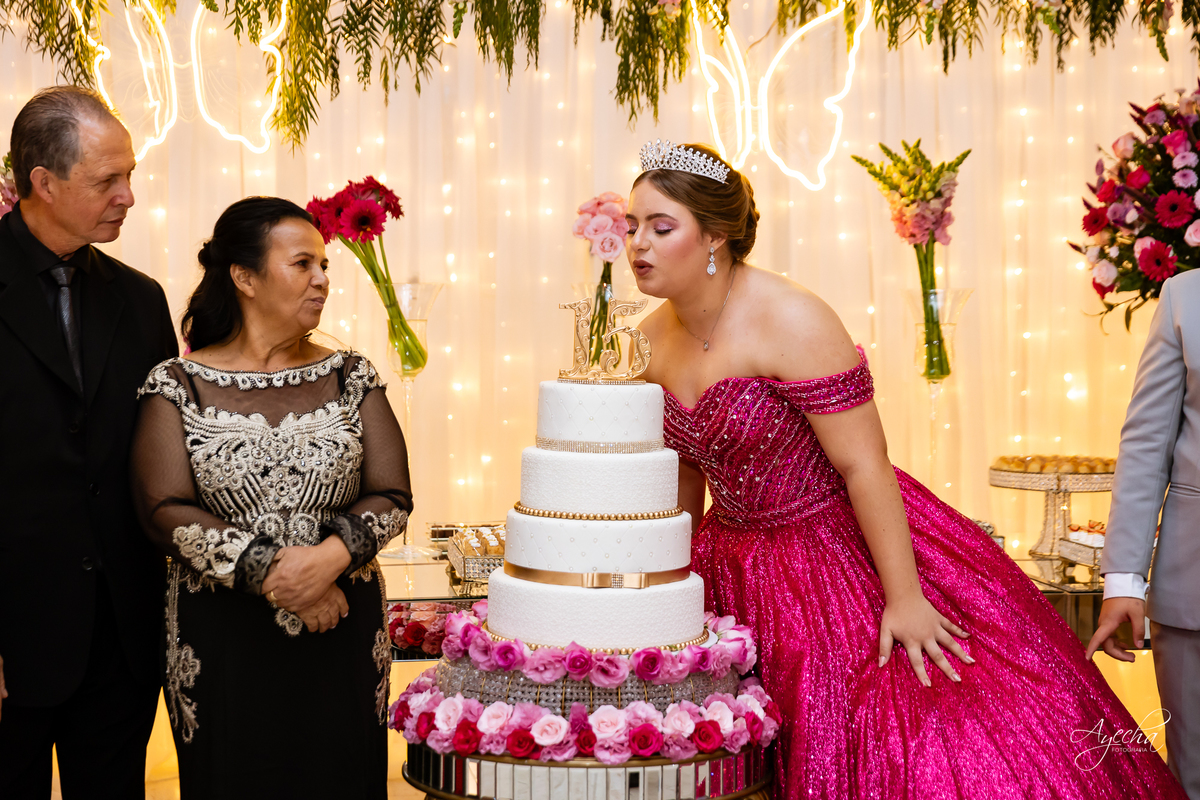 Chácara Ienkot 15 anos; Casamento Iekot; Noiva são josé dos pinhais; making of debutante; mãe e filha 15 anos; regina rocha maquiadora; cris decorações são josé dos pinhais; dj telão e pista de led;