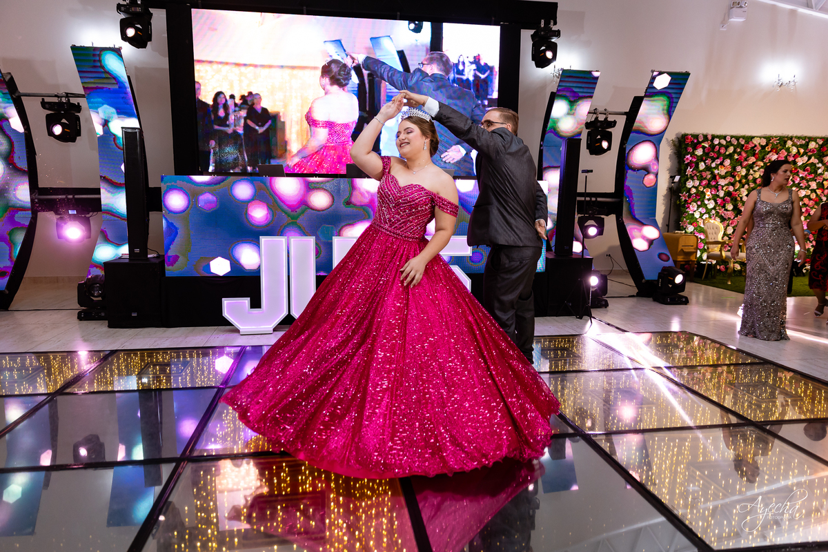 Chácara Ienkot 15 anos; Casamento Iekot; Noiva são josé dos pinhais; making of debutante; mãe e filha 15 anos; dança debutante; cris decorações são josé dos pinhais; dj telão e pista de led;