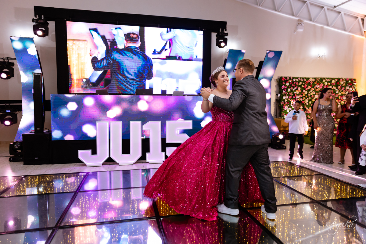 Chácara Ienkot 15 anos; Casamento Iekot; Noiva são josé dos pinhais; making of debutante; mãe e filha 15 anos; dança debutante; cris decorações são josé dos pinhais; dj telão e pista de led;