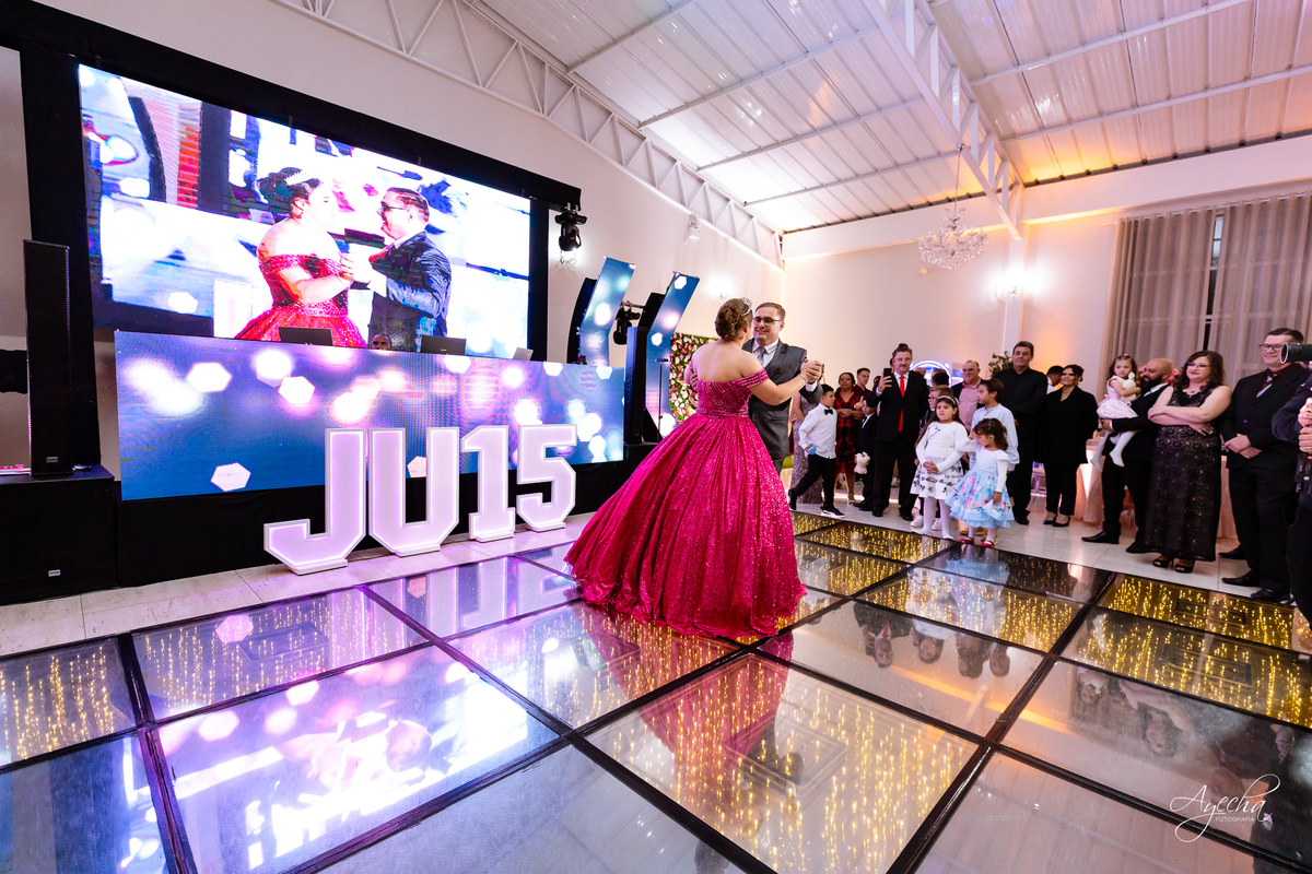 Chácara Ienkot 15 anos; Casamento Iekot; Noiva são josé dos pinhais; making of debutante; mãe e filha 15 anos; dança debutante; cris decorações são josé dos pinhais; dj telão e pista de led;