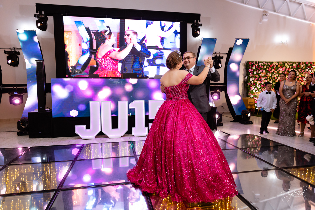 Chácara Ienkot 15 anos; Casamento Iekot; Noiva são josé dos pinhais; making of debutante; mãe e filha 15 anos; dança debutante; cris decorações são josé dos pinhais; dj telão e pista de led;