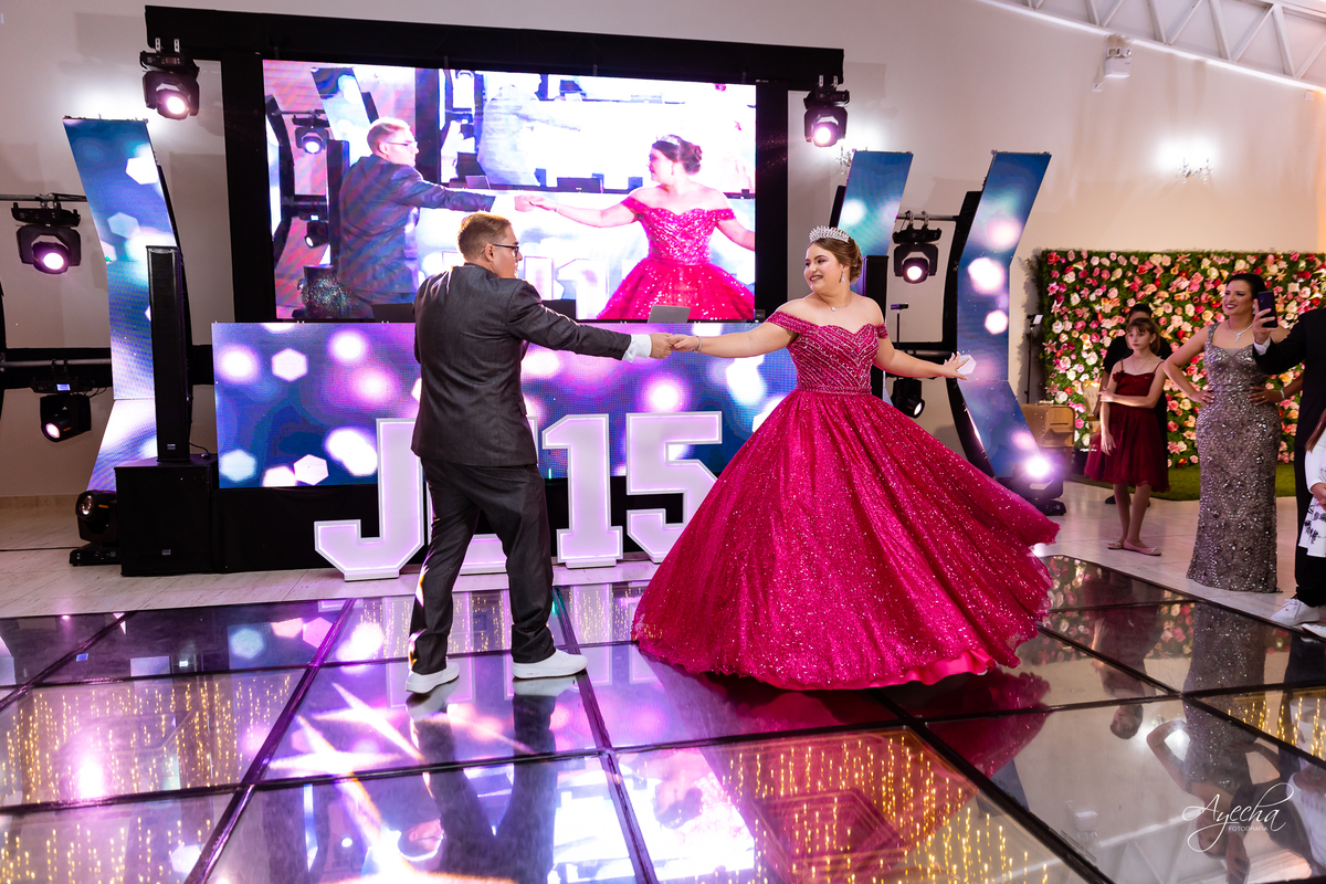 Chácara Ienkot 15 anos; Casamento Iekot; Noiva são josé dos pinhais; making of debutante; mãe e filha 15 anos; dança debutante; cris decorações são josé dos pinhais; dj telão e pista de led;