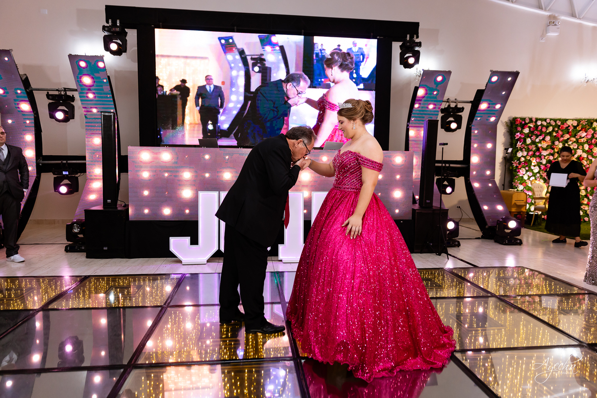 Chácara Ienkot 15 anos; Casamento Iekot; Noiva são josé dos pinhais; making of debutante; mãe e filha 15 anos; dança debutante; cris decorações são josé dos pinhais; dj telão e pista de led;