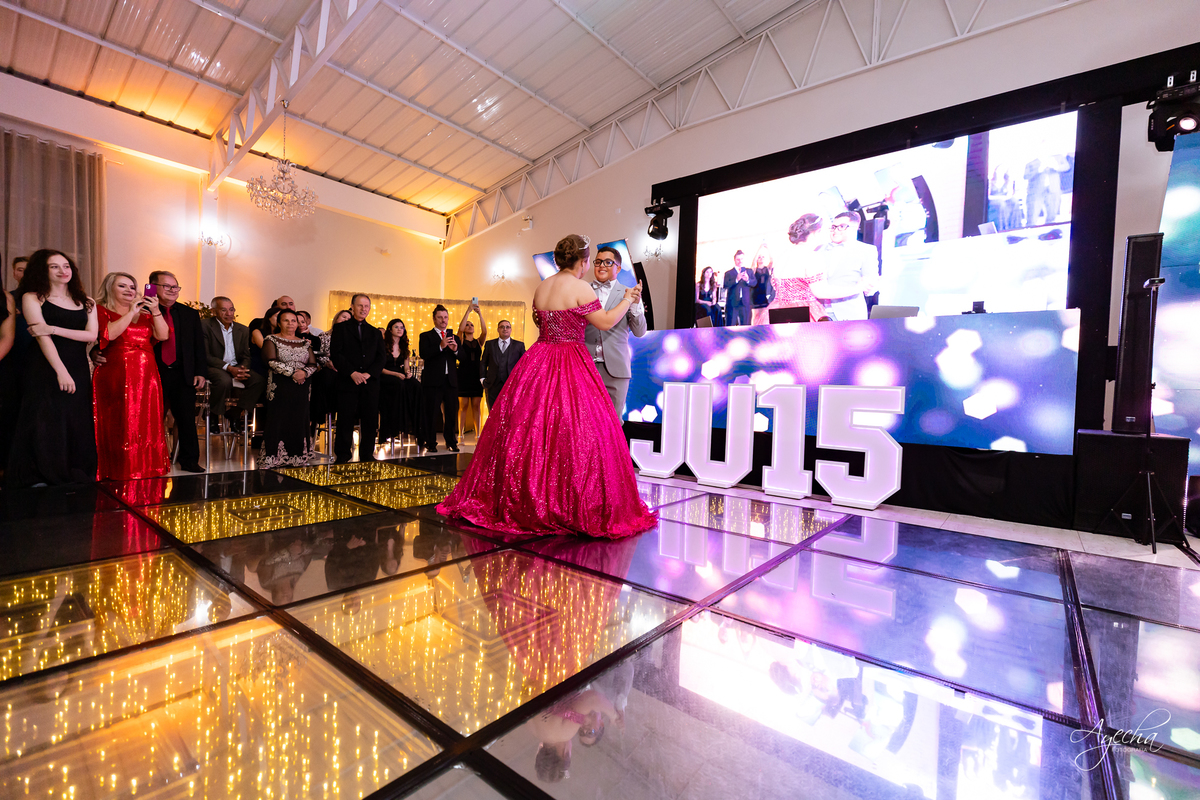 Chácara Ienkot 15 anos; Casamento Iekot; Noiva são josé dos pinhais; making of debutante; mãe e filha 15 anos; dança debutante; cris decorações são josé dos pinhais; dj telão e pista de led;