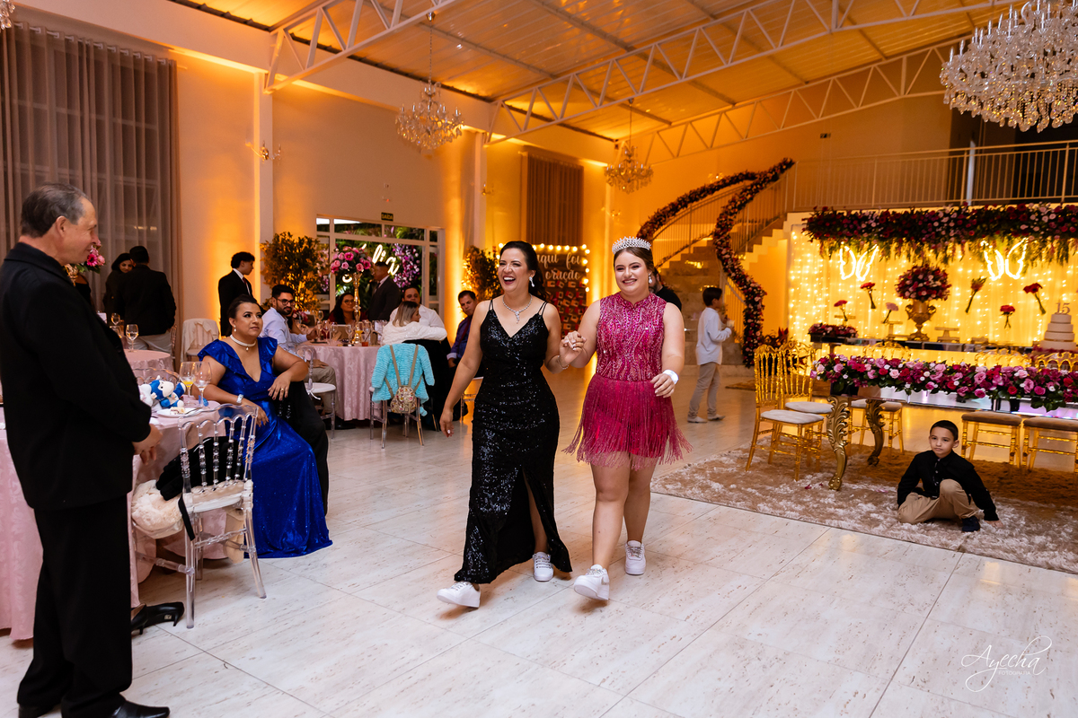 Chácara Ienkot 15 anos; Casamento Iekot; Noiva são josé dos pinhais; making of debutante; mãe e filha 15 anos; dança debutante; cris decorações são josé dos pinhais; dj telão e pista de led;
