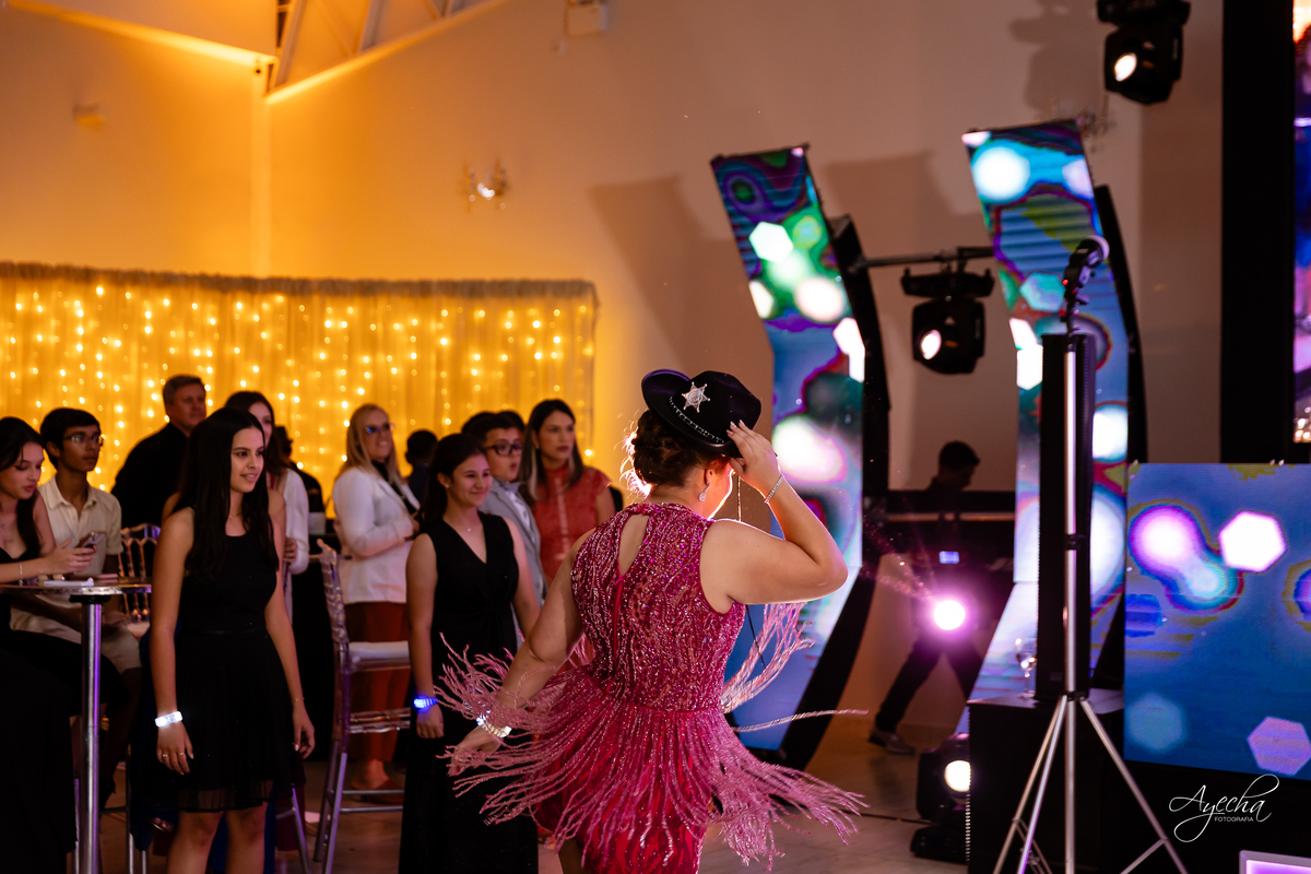 Chácara Ienkot 15 anos; Casamento Iekot; Noiva são josé dos pinhais; making of debutante; mãe e filha 15 anos; dança debutante; cris decorações são josé dos pinhais; dj telão e pista de led;
