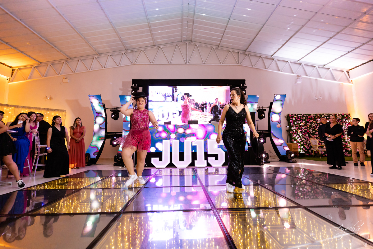 Chácara Ienkot 15 anos; Casamento Iekot; Noiva são josé dos pinhais; making of debutante; mãe e filha 15 anos; dança debutante; cris decorações são josé dos pinhais; dj telão e pista de led;