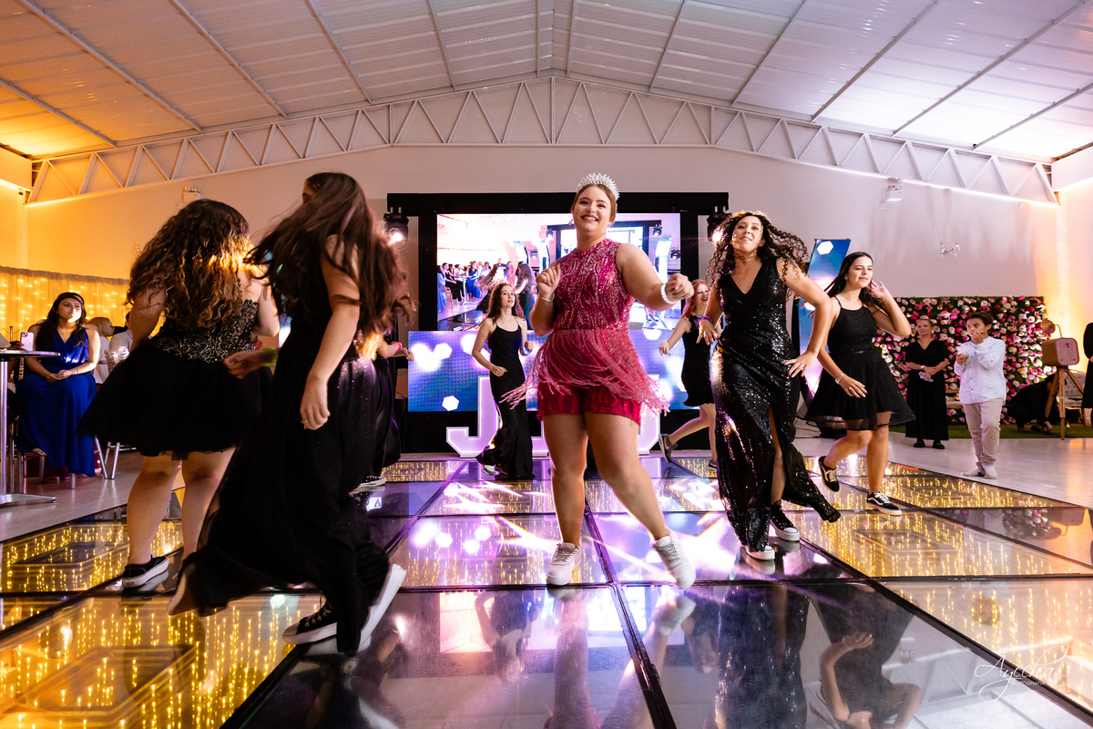 Chácara Ienkot 15 anos; Casamento Iekot; Noiva são josé dos pinhais; making of debutante; mãe e filha 15 anos; dança debutante; cris decorações são josé dos pinhais; dj telão e pista de led;