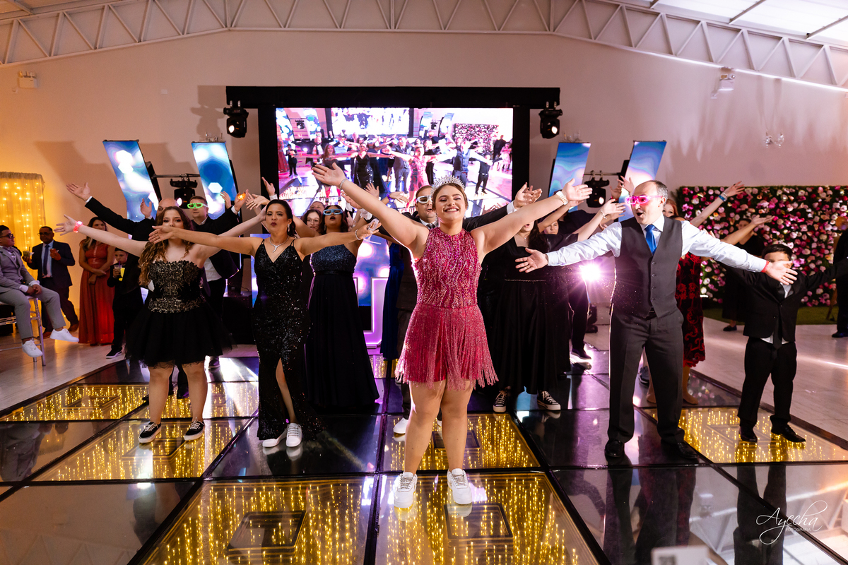 Chácara Ienkot 15 anos; Casamento Iekot; Noiva são josé dos pinhais; making of debutante; mãe e filha 15 anos; dança debutante; cris decorações são josé dos pinhais; dj telão e pista de led;