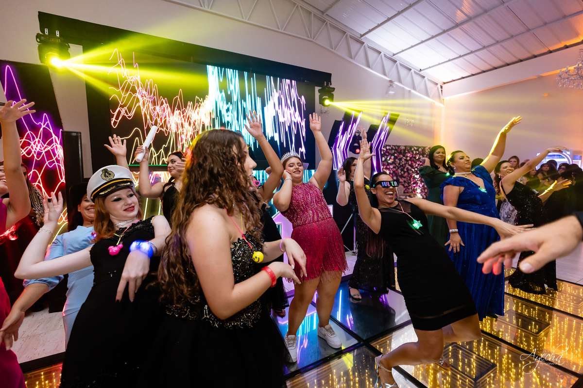 Chácara Ienkot 15 anos; Casamento Iekot; Noiva são josé dos pinhais; making of debutante; mãe e filha 15 anos; dança debutante; cris decorações são josé dos pinhais; dj telão e pista de led;