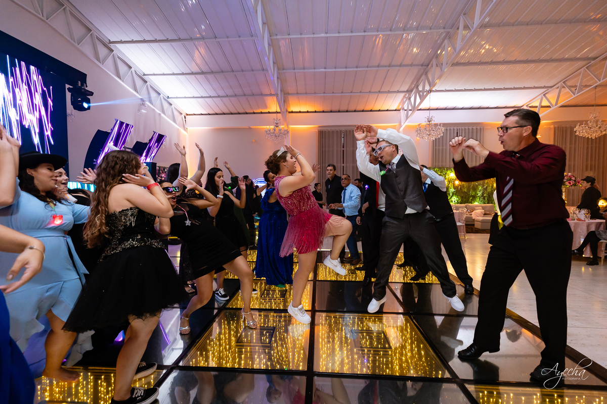 Chácara Ienkot 15 anos; Casamento Iekot; Noiva são josé dos pinhais; making of debutante; mãe e filha 15 anos; dança debutante; cris decorações são josé dos pinhais; dj telão e pista de led;