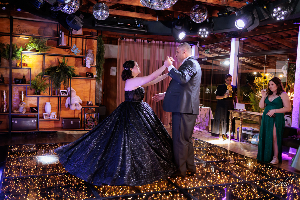 decoração lilás; cerimonial curitiba; lagos italy, fotografo de 15 anos curitiba; inspiração festa de debutante; vestido de debutante preto; dicas 15 anos; letras iluminadas gigantes; decoração 15 anos; chácara 15 anos; vestido de debutante curitiba; 