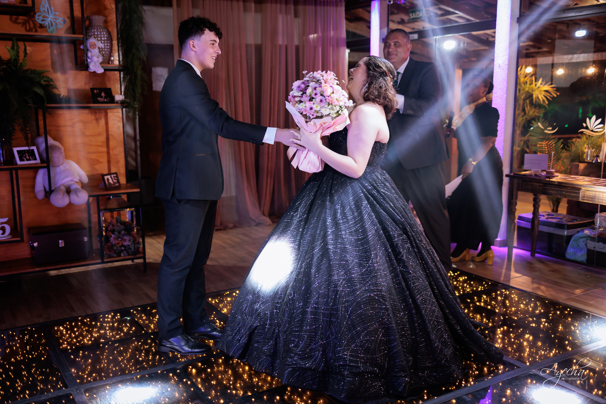 decoração lilás; cerimonial curitiba; lagos italy, fotografo de 15 anos curitiba; inspiração festa de debutante; vestido de debutante preto; dicas 15 anos; letras iluminadas gigantes; decoração 15 anos; chácara 15 anos; vestido de debutante curitiba; 