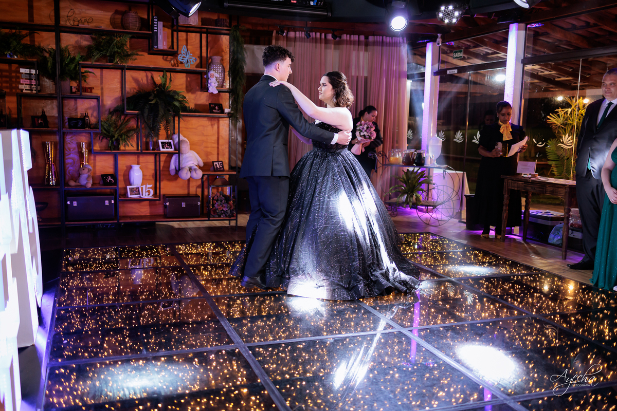 decoração lilás; cerimonial curitiba; lagos italy, fotografo de 15 anos curitiba; inspiração festa de debutante; vestido de debutante preto; dicas 15 anos; letras iluminadas gigantes; decoração 15 anos; chácara 15 anos; vestido de debutante curitiba; 