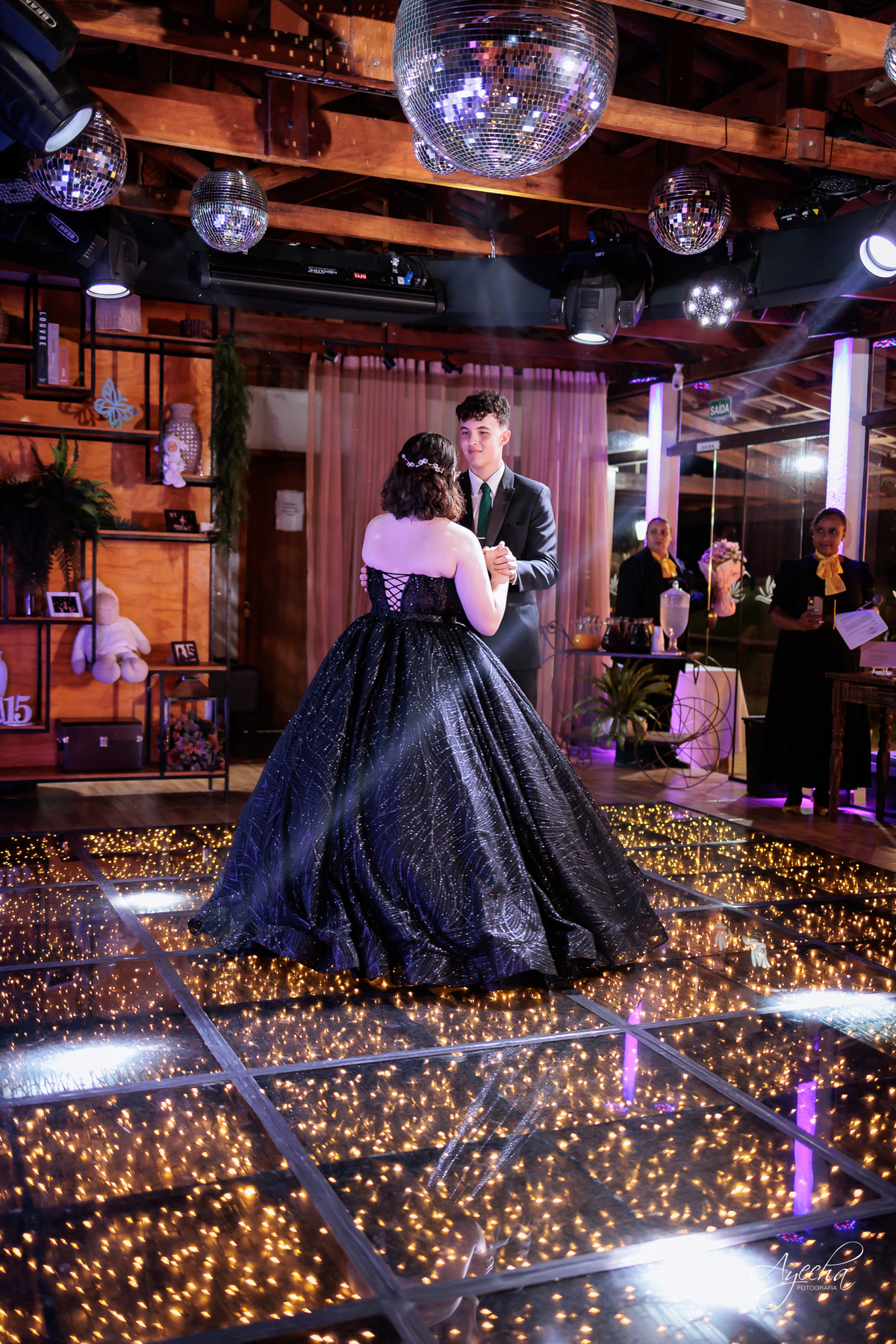 decoração lilás; cerimonial curitiba; lagos italy, fotografo de 15 anos curitiba; inspiração festa de debutante; vestido de debutante preto; dicas 15 anos; letras iluminadas gigantes; decoração 15 decoanos; chácara 15 anos; vestido de debutante curitiba; 