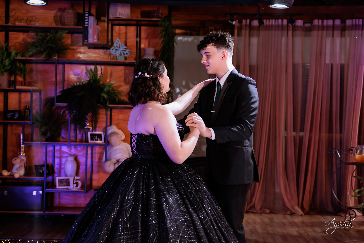 decoração lilás; cerimonial curitiba; lagos italy, fotografo de 15 anos curitiba; inspiração festa de debutante; vestido de debutante preto; dicas 15 anos; letras iluminadas gigantes; decoração 15 anos; chácara 15 anos; vestido de debutante curitiba; 