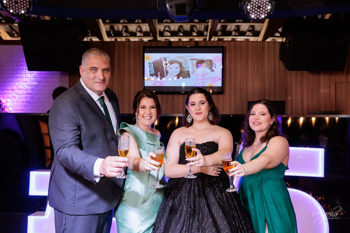 decoração lilás; cerimonial curitiba; lagos italy, fotografo de 15 anos curitiba; inspiração festa de debutante; vestido de debutante preto; dicas 15 anos; letras iluminadas gigantes; decoração 15 anos; chácara 15 anos; vestido de debutante curitiba; 