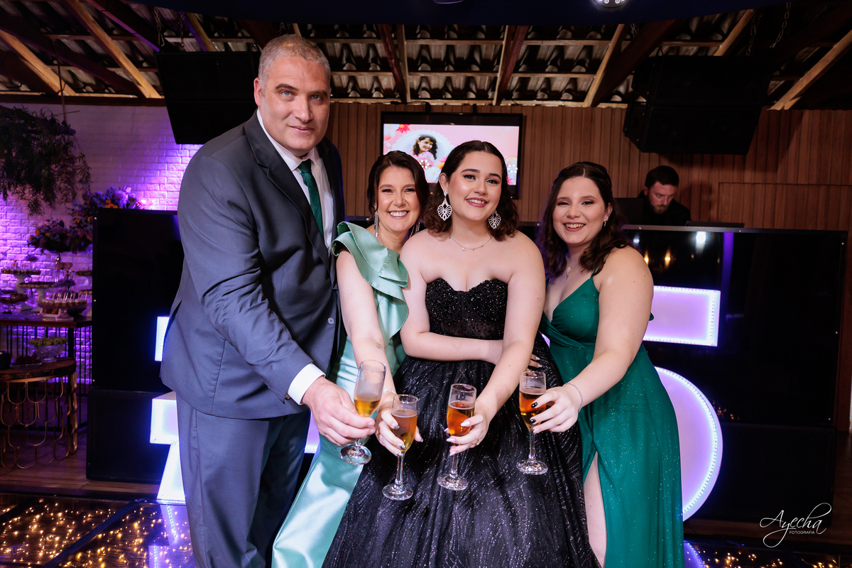 decoração lilás; cerimonial curitiba; lagos italy, fotografo de 15 anos curitiba; inspiração festa de debutante; vestido de debutante preto; dicas 15 anos; letras iluminadas gigantes; decoração 15 anos; chácara 15 anos; vestido de debutante curitiba; 
