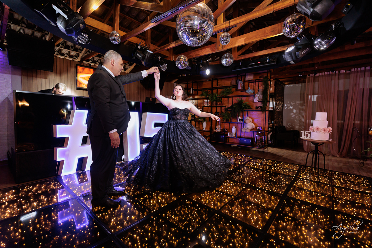 decoração lilás; cerimonial curitiba; lagos italy, fotografo de 15 anos curitiba; inspiração festa de debutante; vestido de debutante preto; dicas 15 anos; letras iluminadas gigantes; decoração 15 anos; chácara 15 anos; vestido de debutante curitiba; 