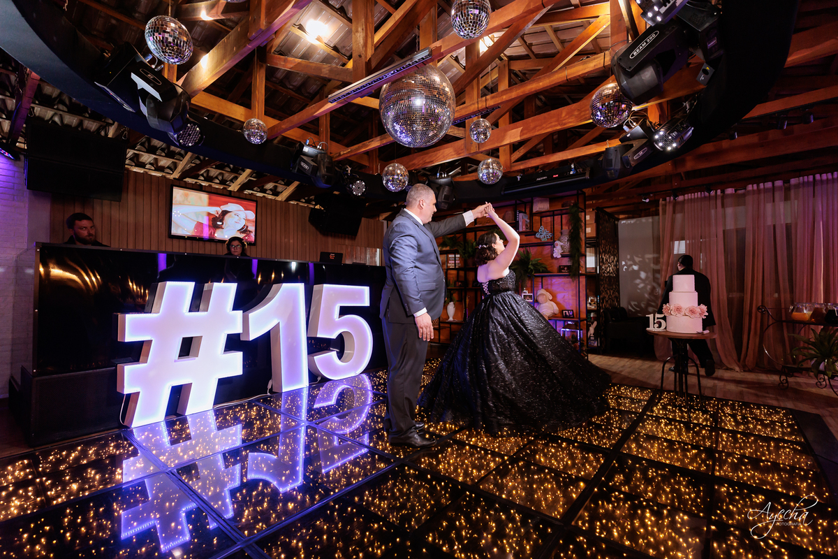 decoração lilás; cerimonial curitiba; lagos italy, fotografo de 15 anos curitiba; inspiração festa de debutante; vestido de debutante preto; dicas 15 anos; letras iluminadas gigantes; decoração 15 anos; chácara 15 anos; vestido de debutante curitiba; 