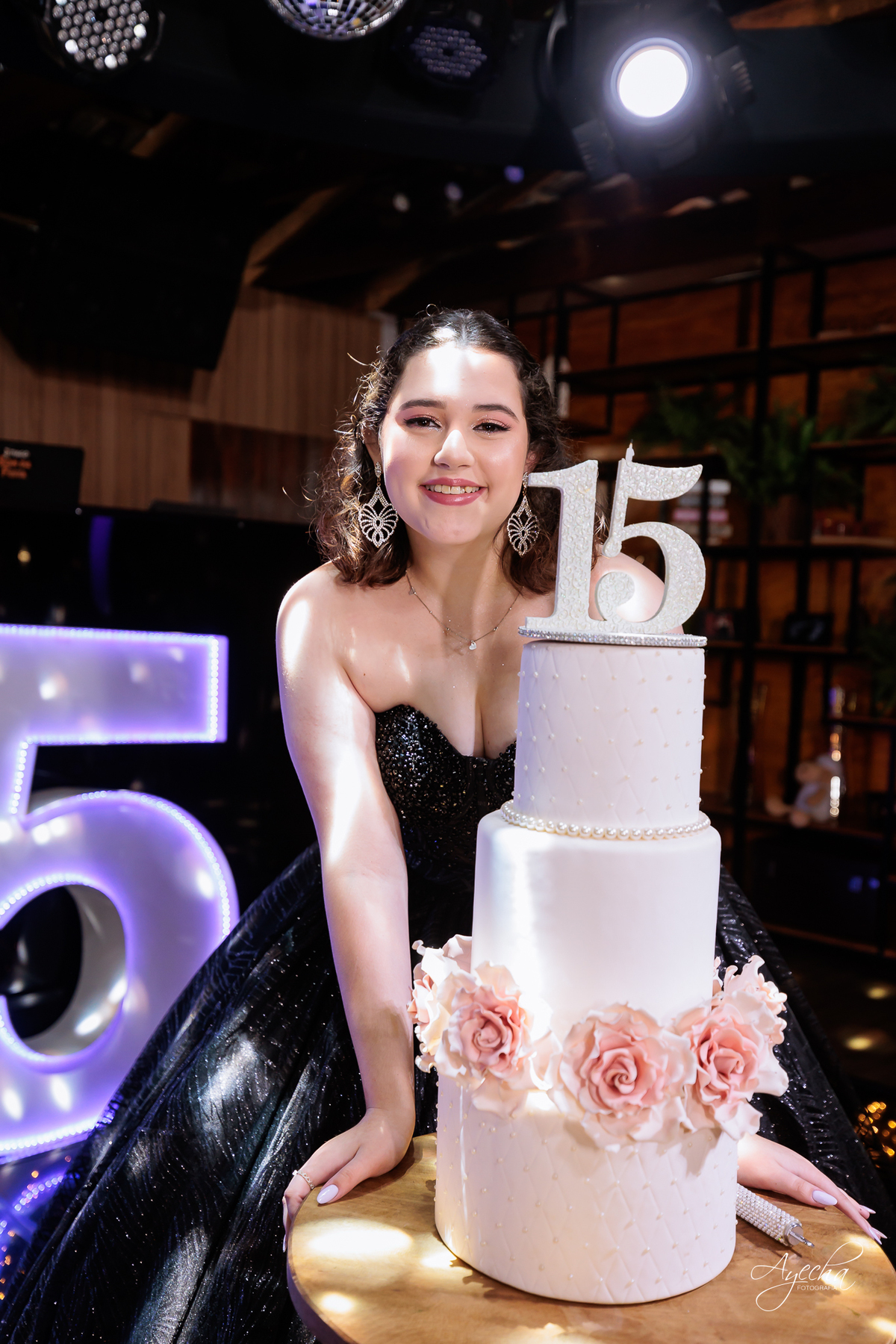 decoração lilás; cerimonial curitiba; lagos italy, fotografo de 15 anos curitiba; inspiração festa de debutante; vestido de debutante preto; dicas 15 anos; letras iluminadas gigantes; decoração 15 anos; chácara 15 anos; vestido de debutante curitiba; 