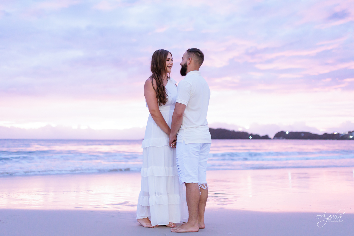 Ensaio Pré Wedding na praia; ensaio de casal na praia; ensaio bombinhas; pré wedding curitiba; ensaio amanhecer; casal nascer do sol; noivos praia; casamento praia sc; fotografos de casamento curitiba; ensaio de casamento 