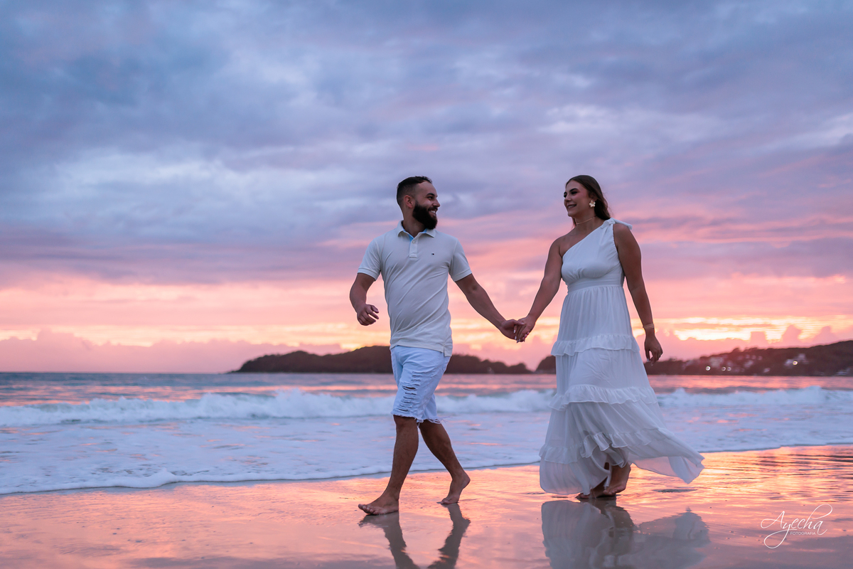 Ensaio Pré Wedding na praia; ensaio de casal na praia; ensaio bombinhas; pré wedding curitiba; ensaio amanhecer; casal nascer do sol; noivos praia; casamento praia sc; fotografos de casamento curitiba; ensaio de casamento 
